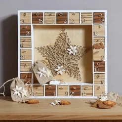 Puinen joulukalenteri koristeltava
